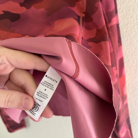 Athleta Pinnacle Cropped Hoodie Mantra Print Red Camo Women’s Size Small Nylon - Picture 10 of 11